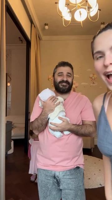 Сарик Андреасян и Лиза Моряк показали видео с двумя дочерьми #юмор #режиссер #дочь