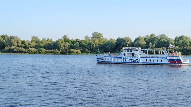 по реке на катере