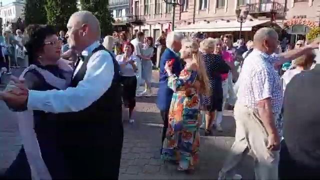 Танцующий Брест. _Под звуки вальса_ 💗💕💝🌹🌹🌹🌺🌺🌺.mp4