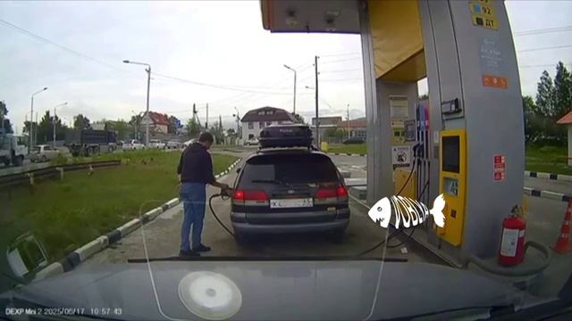 Любознательный, но не очень умный мужчина на Сахалине поджёг топливный бак своей машины на заправке