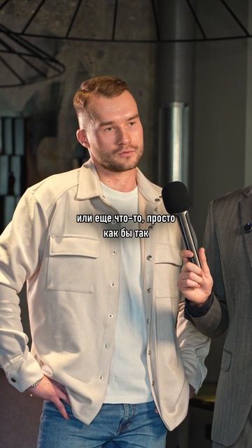 Поднимал руку на девушку