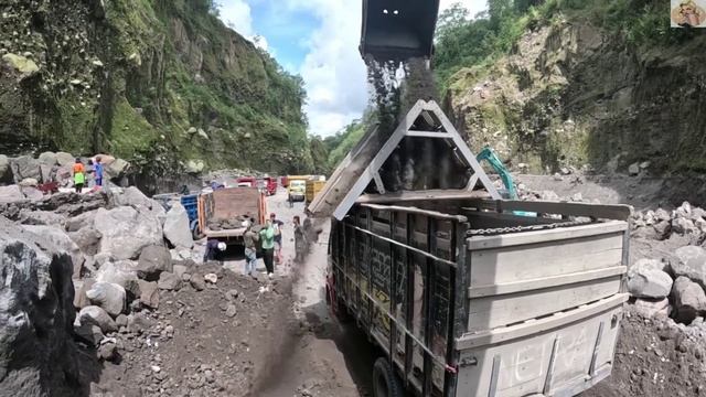 Строительство, экскаватор копает чёрный песок