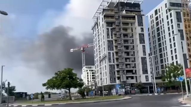 Прямо сейчас Иран наносит ракетные удары по центру Тель-Авива.