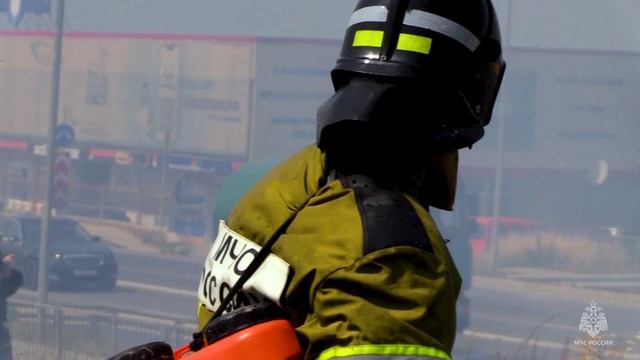 Крупный пожар в районе кольцевой развязки Камышового шоссе в Севастополе