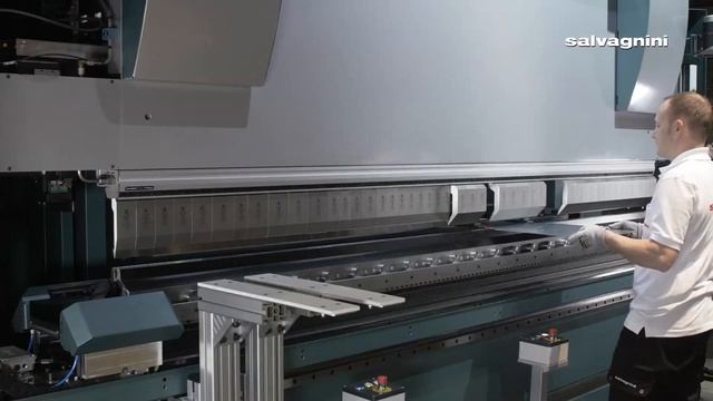 Salvagnini. Пресс B3 с устройством автоматической переналадки гибочных инструментов ATA.