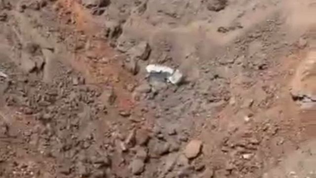 Вот такая воронка от удара иранской ракеты образовалась неподалеку от пригородной штаб-квартиры Мосс