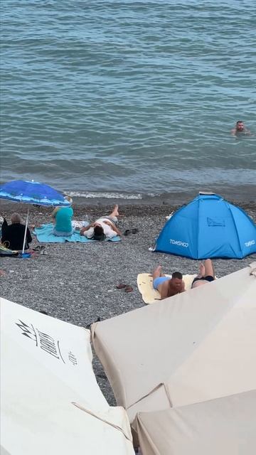 Приморский пляж в июне.Ялта