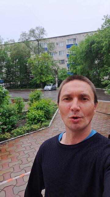 Она закрылась в бункере, чтоб проверить его на верность, но ключ оставила в комнате, пришлось ждать