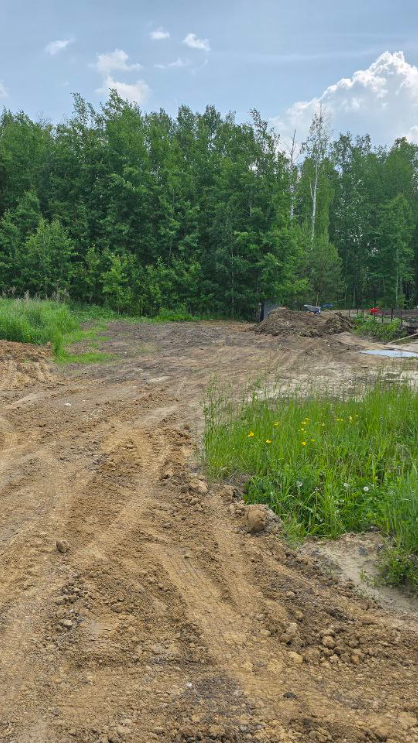 Продаётся учacток 12 соток (1203 м²) в коттеджнoм поcёлке Перeлада (c. Пeрeвaлoвo, ул. Pодная)