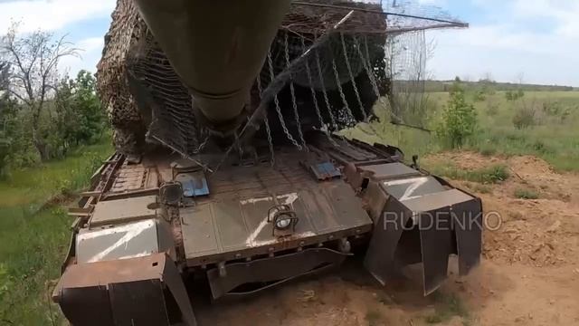 Танковые экипажи мотострелкового соединения Южной группировки войск уничтожили два опорных
пункта