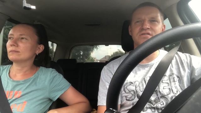 Жарим колбаски на мангале. Купили аквашузы.