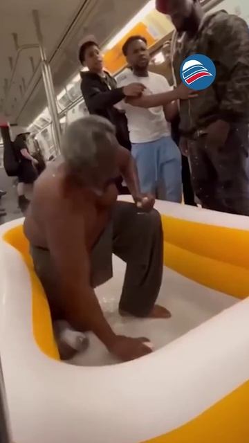 Пассажир устраивает «ванну» в метро Нью-Йорка