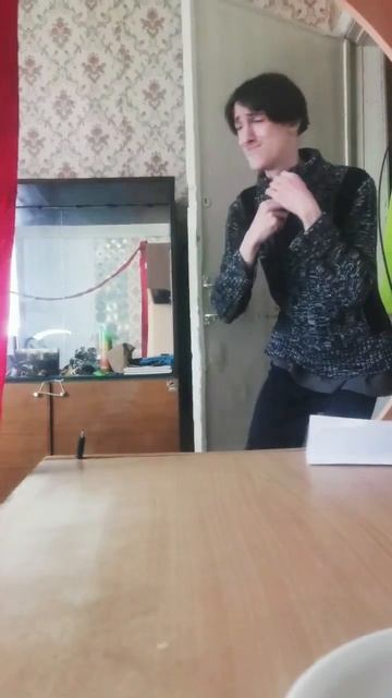 Вхожу в комнату (сценка для мемов)