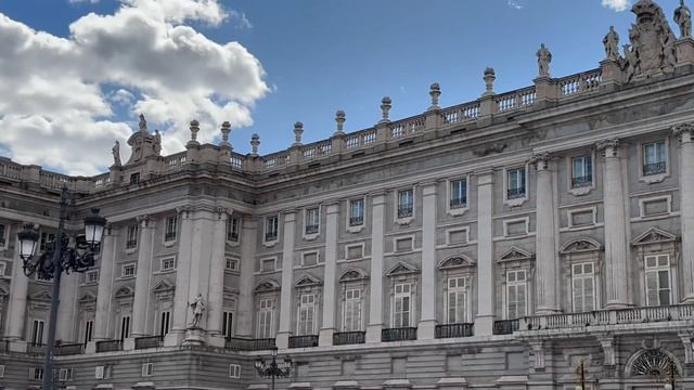 Plaza de Oriente ( Площадь Пласа-де-Ориентир) в Мадриде
