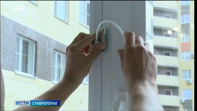 В Ставрополе двухлетняя девочка выпала из окна второго этажа