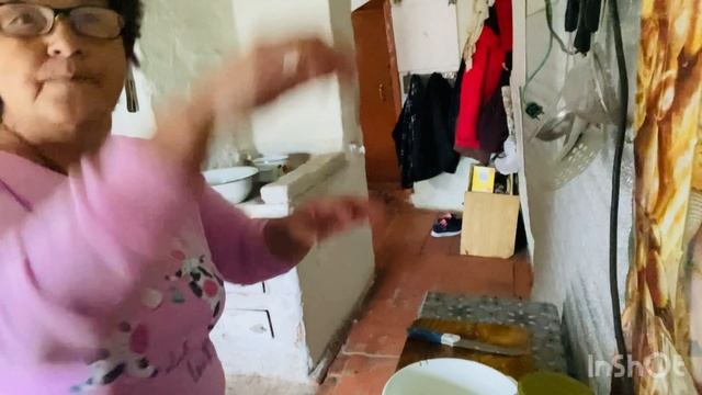 Это ужас и безалаберность ,разве это хозяйка?все овощи в землю