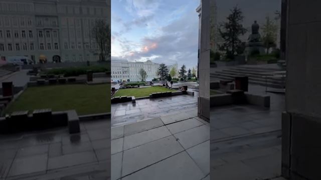 Обследую территорию главой библиотеки Москвы.