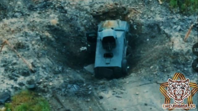 Уничтожение оптоволоконным FPV-дроном бронеавтомобиля Roshel Senator ВСУ,угодившего в воронку от ФАБ
