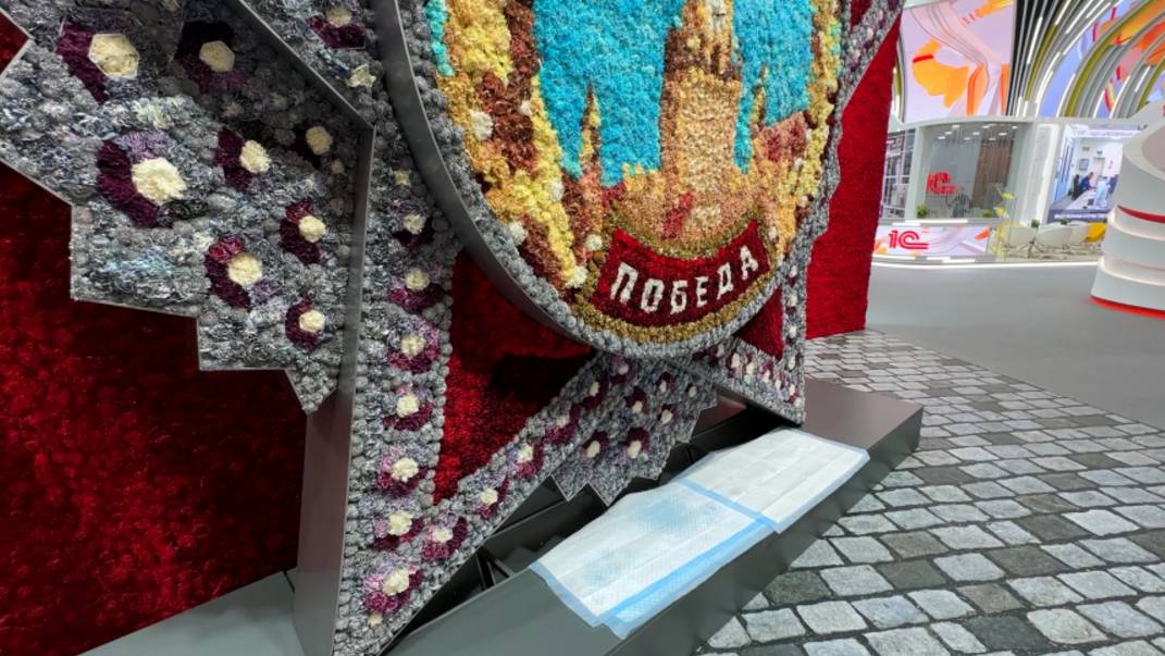 Ювелирный труд: на ПМЭФ-2025 представили цветочное панно в виде ордена «Победа»