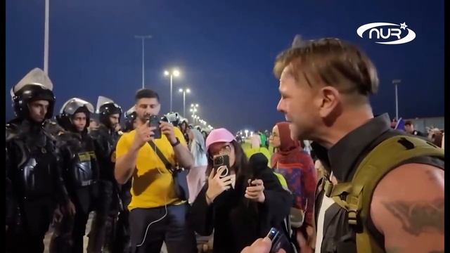 Британский медик на коленях умоляет пропустить его в Газу!