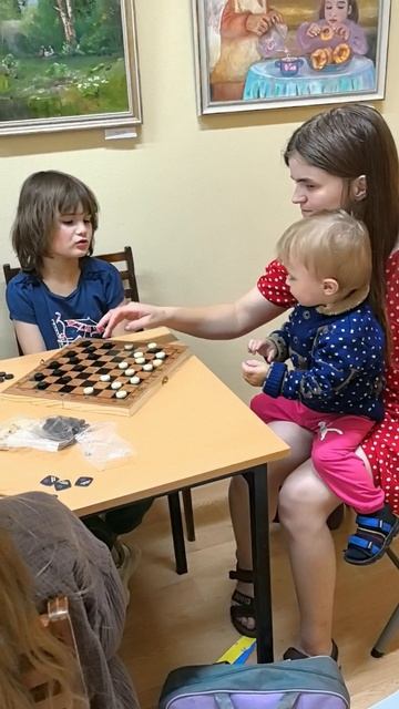 Учу дочку играть в шашки