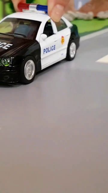 Машинки попали в аварию из за грязи. Подписывайся на наш канал, тут много мультиков про машинки