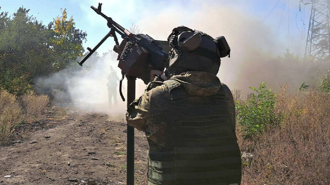 Бойцы ВС РФ эвакуируют брошенные ВСУ тела боевиков из Курской области