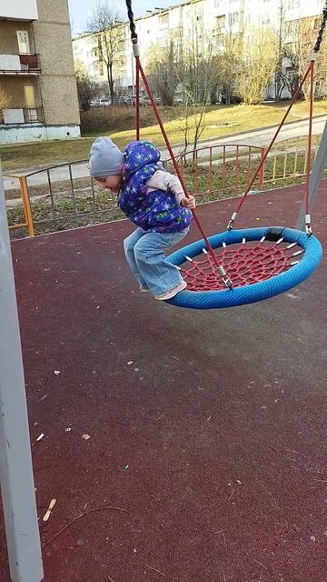 Полюшка на качелях