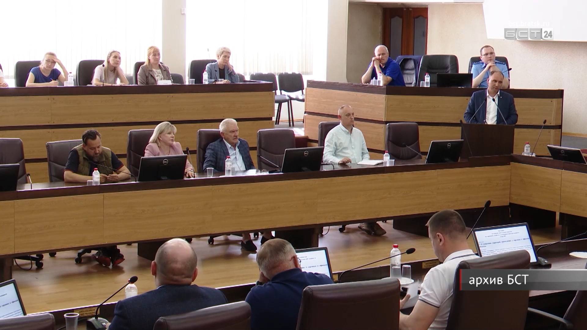 В Думе Братска обсудили незаконные рекламные конструкции, содержание газонов возле офисов и уборку д