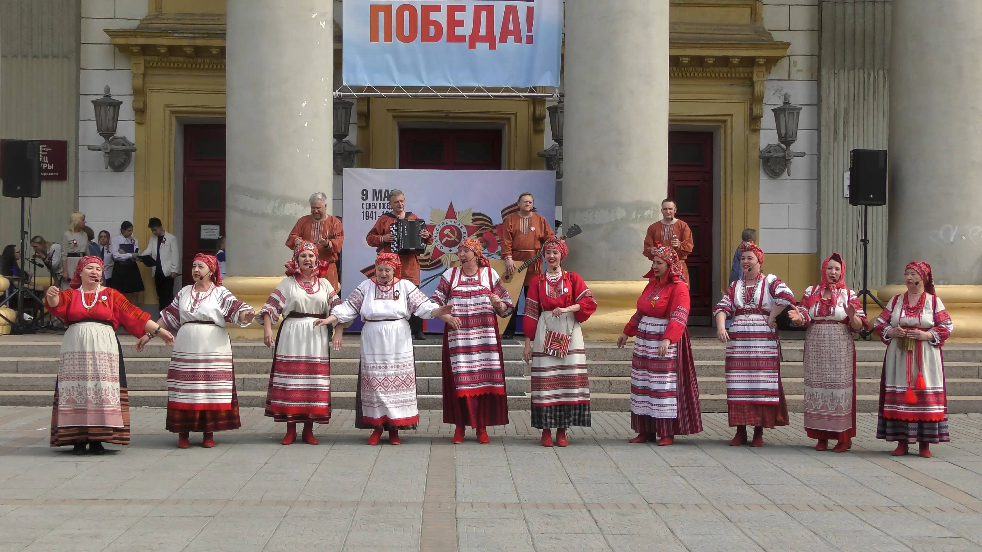 Ансамбль народной песни " Сударыня "  . " " Я стояла на высокой на горе "