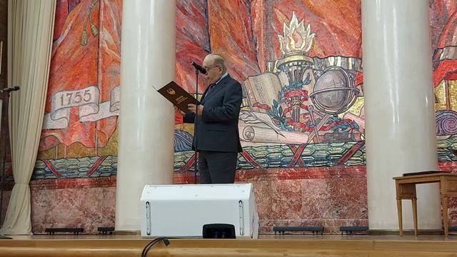 На сцене в Московском государственном университете.  (4)