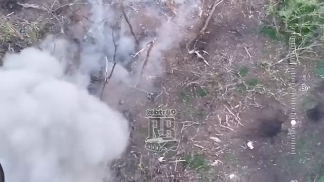 Наш бесстрашный воин подобрался вплотную к укрытию врага и закинул им большой привет