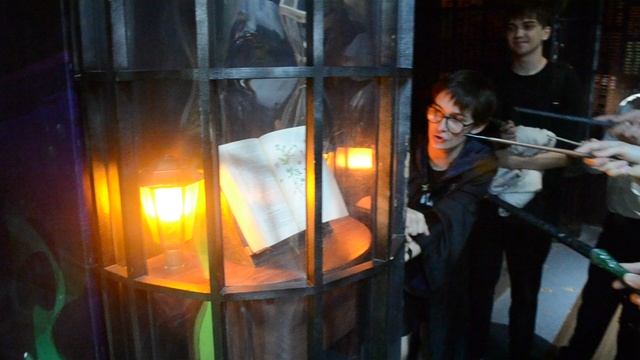Учимся переворачивать страницы книги в Музее Гарри Поттера