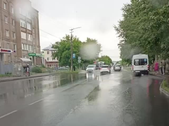 Сегодня улицы Троицка превратились в полноводные реки!