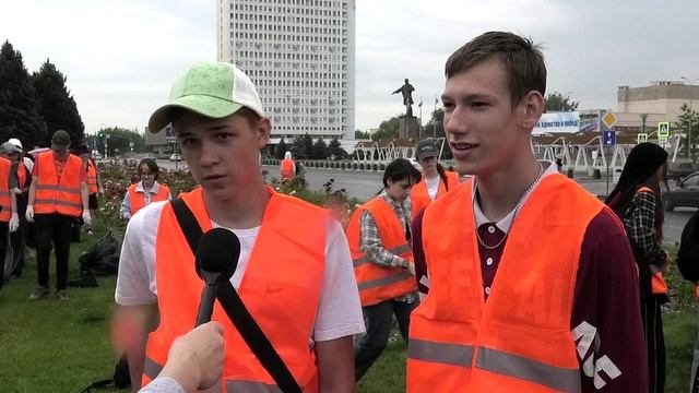 Школьники работают во время каникул