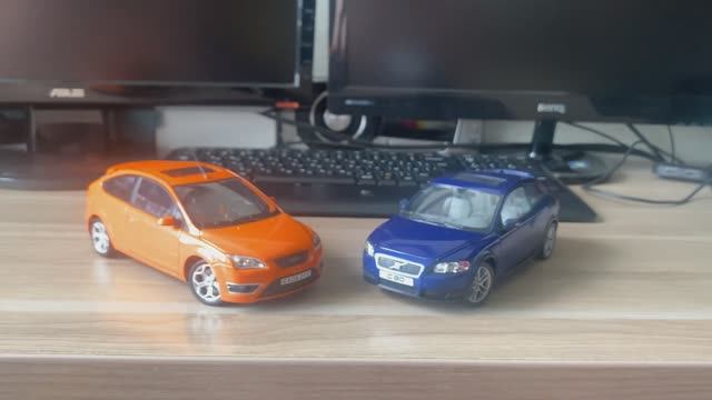 Обзор моделей Ford Focus ST и Volvo C30 в масштабе 1/24 от Cararama