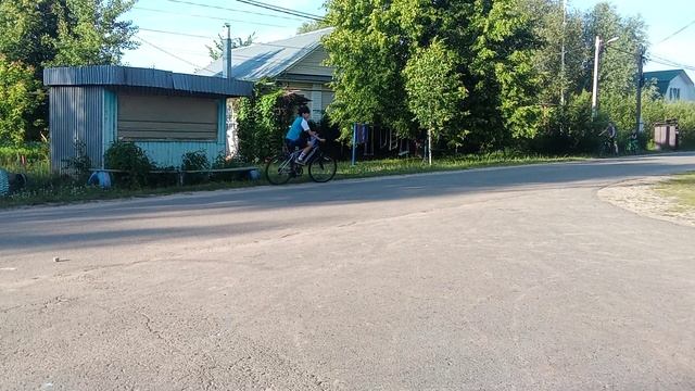 съехал с бордюра на заднем