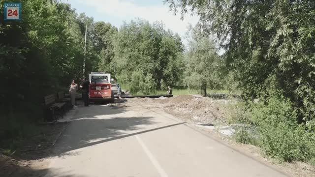 Рабочие восстанавливают размытую паводком велодорожку в абаканской зоне отдыха