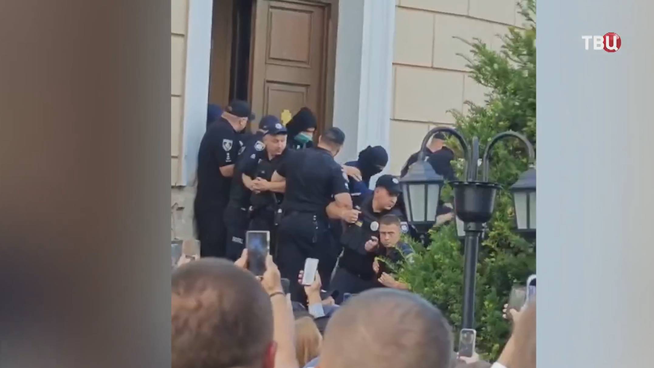 В Черновцах провалилась попытка рейдерского захвата храма УПЦ / События на ТВЦ