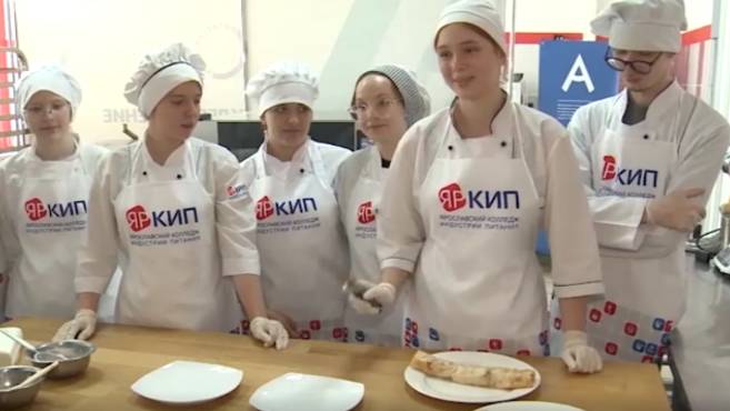Студенты Ярославского колледжа индустрии питания приготовили яблочный штрудель