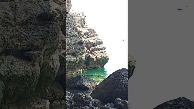Нижняя скала , возле моря ,голова и лицо Одна  я вижу ?😊🥺