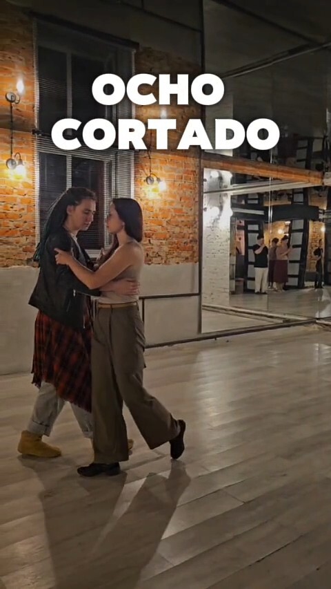 💃Очо кортадо (исп. ocho cortado — "срезанная восьмерка") — одна из ключевых и самых узнаваемых ф...