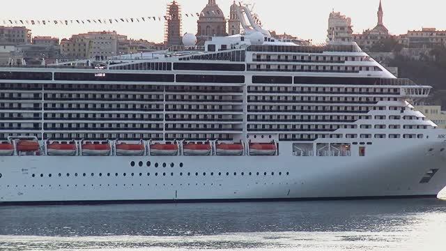 лайнер MSC Splendida заходит в Геную