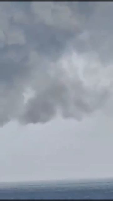 В Ормузском проливе пылают два нефтяных танкера — один из них связывают с «теневым флотом» России