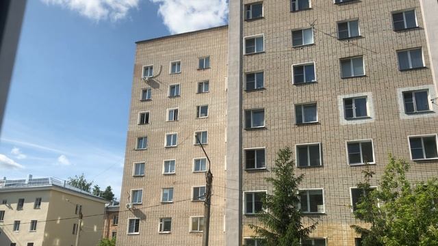 Лучи солнца ярко падают на стены дома - Timelapse from the window