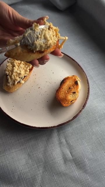 Брускетта с плавленным сыром и яйцом