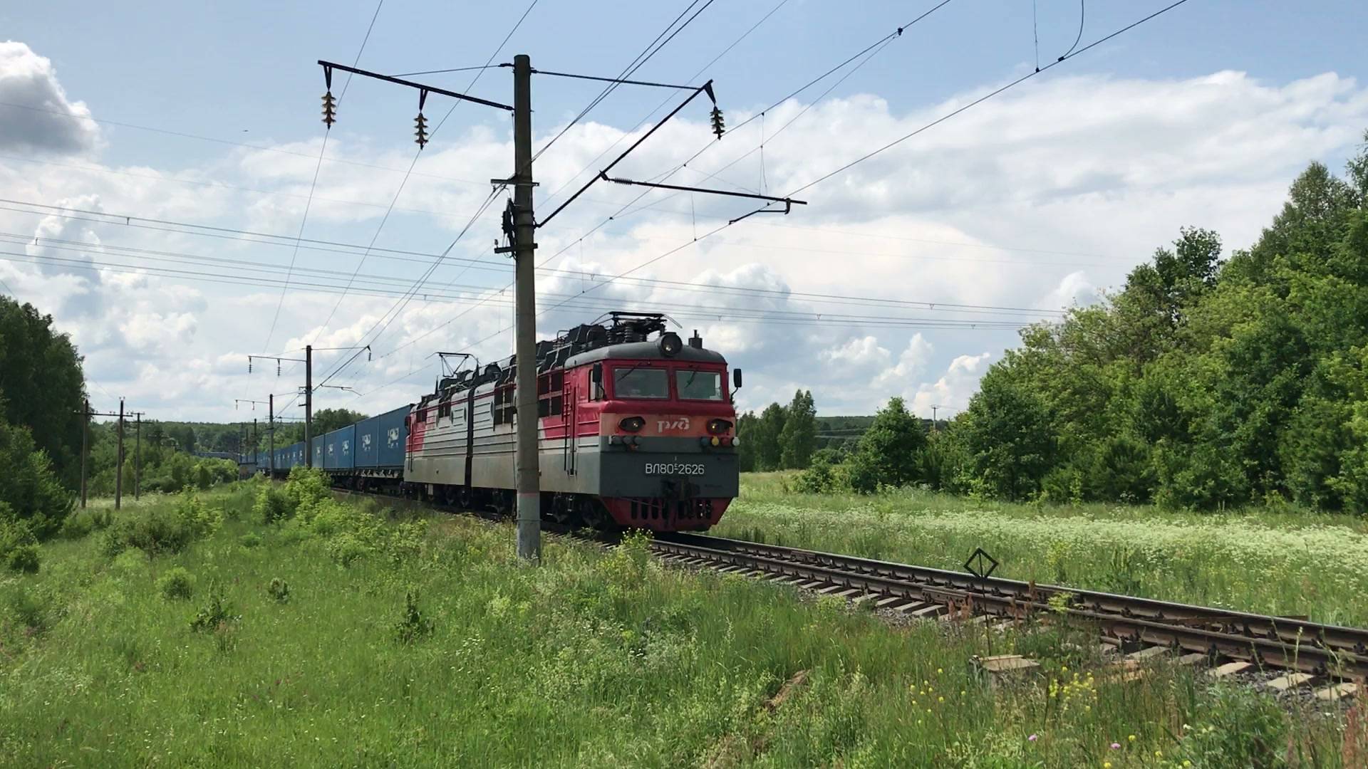 Электровоз ВЛ80с-2626 с контейнерным поездом на перегоне разъезд 310 км - Чаглово