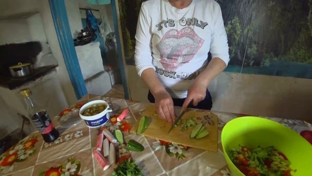 Жизнь в деревне. Салат из мидий, крабовых палочек, огурцов и помидора. Готовлю