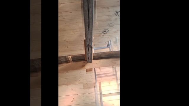 1000026817.mp4 (Собака смотрит на крепление имитации бруса внутри дома А-фрейм)