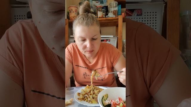 Мукбанг. Жареная картошка с вешенками и луком, салат